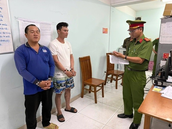 Công an TP HCM tống đạt lệnh bắt tạm giam đối với Trương Văn Mỹ và Dương Đức Tài. Ảnh: CACC nuoc-gia-1.jpg