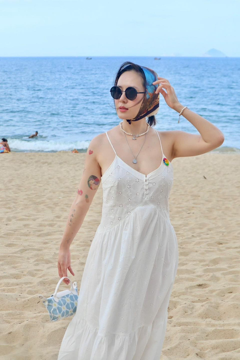 Ở tuổi ngoài 40, Phương Linh tận hưởng cuộc sống thư thái, nhẹ nhàng. Ca sĩ thường xuyên đi du lịch ở nhiều quốc gia, ăn các món đặc sản những nơi cô đến hay tậu các túi xách, phụ kiện thời thượng. Ảnh: FB Tran Phuong Linh 6.jpg