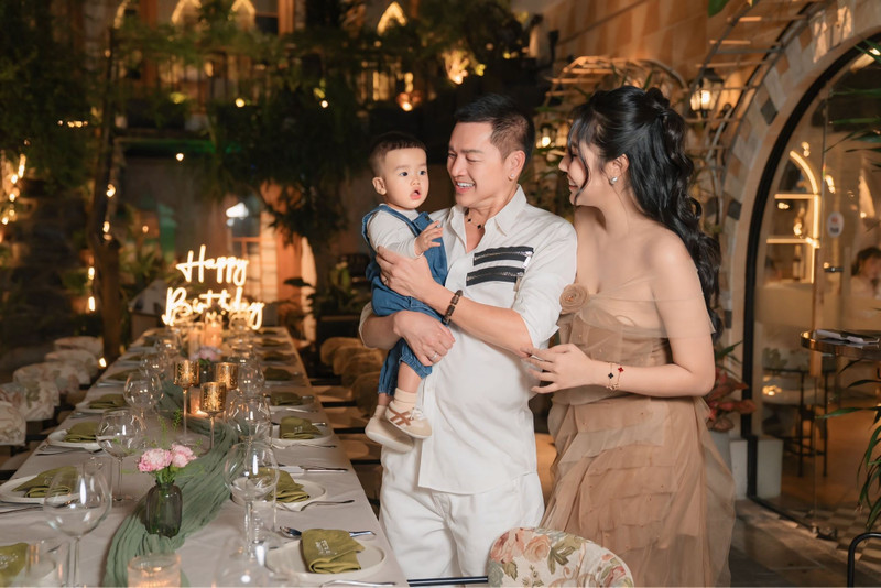 Ở tuổi 66, Quang Minh cho biết anh tìm thấy niềm hạnh phúc giản đơn mỗi ngày khi được ở bên bạn gái và bé Dustin Võ. 3-5143.jpg