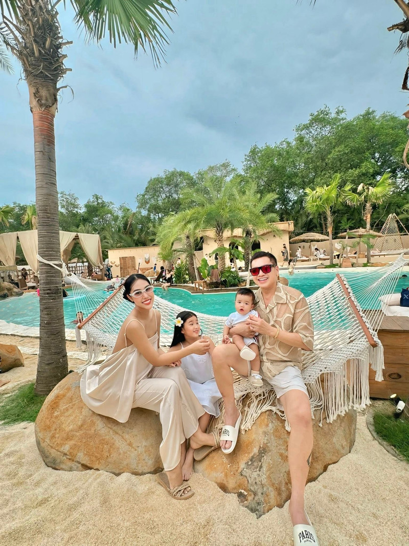 Hiện tại, Quang Minh cởi mở hơn trong việc chia sẻ hạnh phúc của mình. 1.jpg