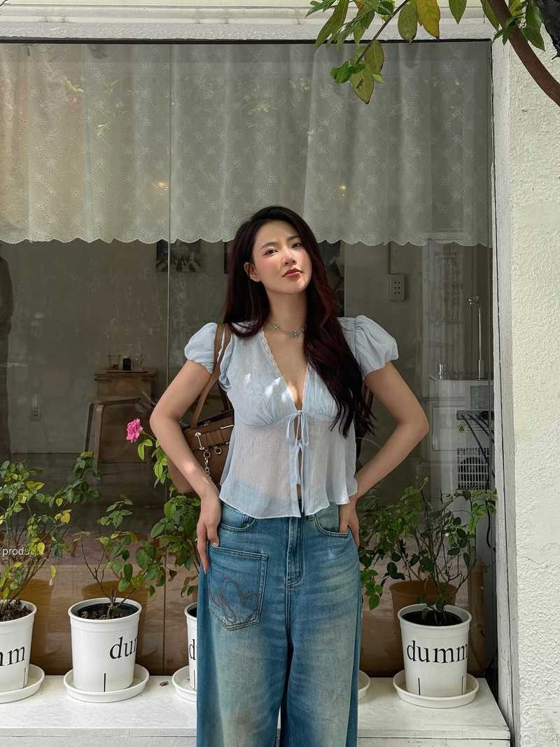 Minh Trang từng là một cái tên "khuynh đảo" cộng đồng mạng từ khi còn ngồi trên ghế nhà trường. Người đẹp nhanh chóng trở nên nổi tiếng nhờ nhan sắc trong veo, ngọt ngào cùng chiều cao ấn tượng 1m70. Ảnh: FB Minh Trang 10.jpg