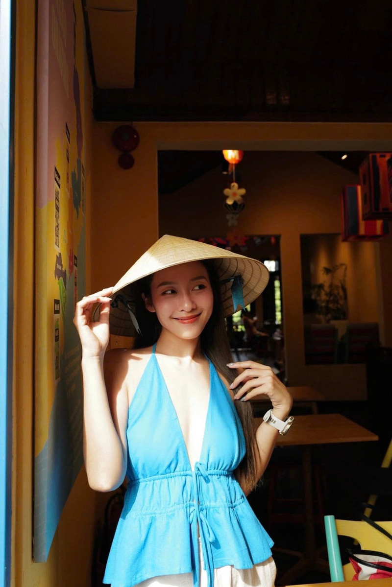 Tin tức sao Việt 10/7: Khả Ngân mặc yếm khoét ngực sâu khoe dáng ở Hội An. Ảnh: FB Khả Ngân 3-9279.jpg