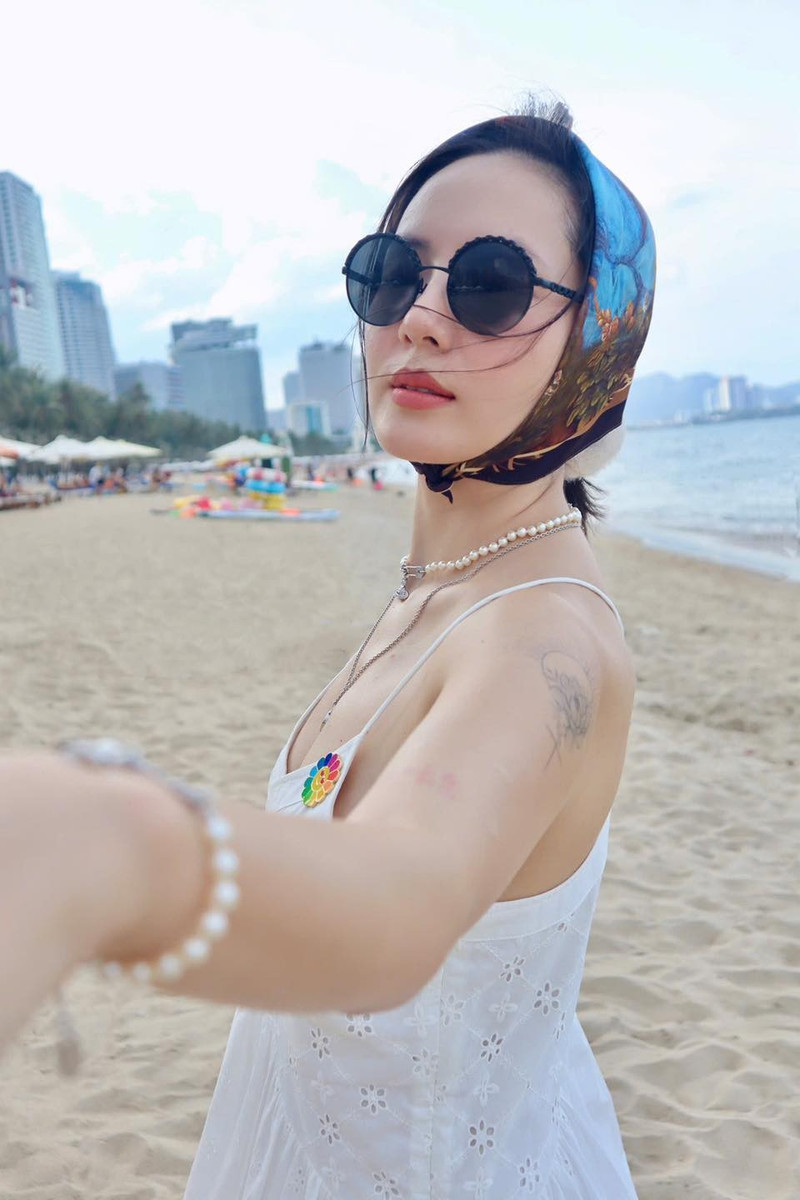 Không chỉ vậy, những hình xăm trên cánh tay của Phương Linh cũng vô tình lộ ra, tạo điểm nhấn quyến rũ pha chút nổi loạn cho tổng thể vẻ ngoài dịu dàng của cô. Ảnh: FB Tran Phuong Linh 3.jpg