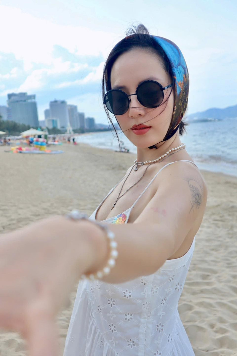 Từng được biết đến với những bản ballad trữ tình như "Cơn gió lạ", "Cơn mưa tình yêu",... Phương Linh luôn gắn liền hình ảnh nữ tính, nhẹ nhàng và duyên dáng. Giờ đây, sự chín muồi về nhan sắc và phong cách càng giúp cô ghi điểm mạnh mẽ trong lòng khán giả. Ảnh: FB Tran Phuong Linh 7.jpg