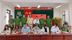 Hơn 80 đơn vị ở xã Ia Pa ký cam kết chấp hành pháp luật về giao thông