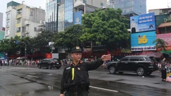 Lực lượng an ninh đội mưa làm nhiệm vụ trên đường Kim Mã 