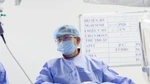 Đang nằm cấp cứu, bác sĩ vẫn rời giường bệnh tới phòng can thiệp cứu bệnh nhân “ngàn cân treo sợi tóc”