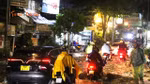 Mưa tối cuối tuần, người dân TP HCM khổ sở lội nước đẩy xe về nhà