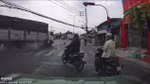 Hãi hùng thời khắc xe tải lao qua giao lộ TP HCM, một người tử vong