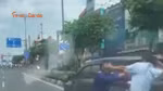 Hai người đàn ông dừng ô tô giữa đường đuổi đánh nhau