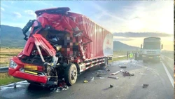 Xe tải tông đuôi xe cùng chiều trên cao tốc Vĩnh Hảo – Phan Thiết